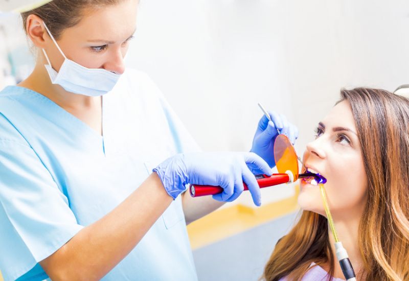 bonding zębów pacjent i dentysta zabieg